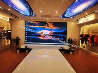 schermo pubblicitario LED dinamico con colori vivaci