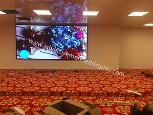 Sala conferenze schermo gigante a led muro pubblicitario montato all'interno 1g1r1b