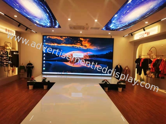 schermo pubblicitario LED dinamico con colori vivaci