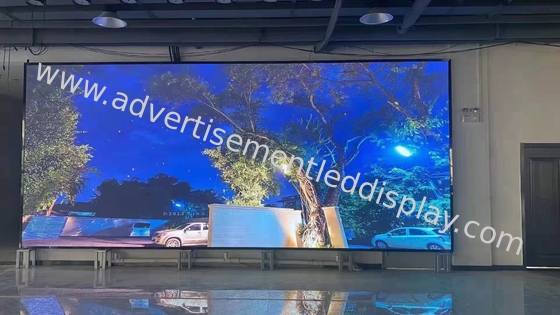 Display a LED interno in alluminio con sistema audio integrato per una soluzione all-in-one