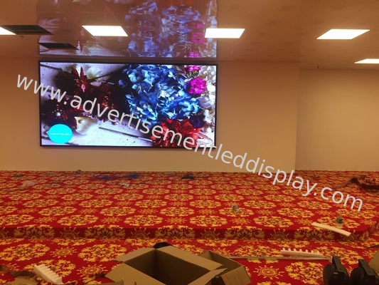 Sala conferenze schermo gigante a led muro pubblicitario montato all'interno 1g1r1b